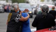 Familiares fueron desalojados de un hospital en Puebla, ayer.