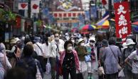 Una calle está llena de compradores en Tokio, Japón, el 24 de junio de 2020.