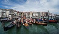 Góndolas se alinean a lo largo de los canales de Venecia, Italia, el 21 de junio de 2020.
