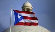 Una bandera de Puerto Rico ondea frente al Capitolio de la isla.