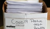 Una pila de documentos detallando los casos positivos de COVID-19, en una caja en las oficinas del Departamento de Salud Pública del condado Toledo-Lucas, en Ohio.