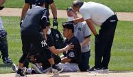 El pitcher japonés al momento de que es atendido por el personal médico del equipo de Nueva York.