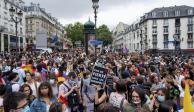 Decenas de personas se unen a la marcha del Orgullo LGBTQ en París, el sábado 4 de julio de 2020.