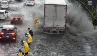 Las fuertes lluvias de la tarde causaron encharcamientos en varios puntos de CDMX, incluyendo paseo de la Reforma y Circuito Interior a la altura del Aeropuerto Internacional de la Ciudad de México.