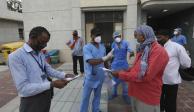Los trabajadores de salud dan informes de personas que se hicieron la prueba COVID-19 en un hospital de Nueva Delhi, India, el 6 de julio de 2020.