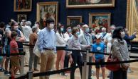 Visitantes hacen fila en el Museo de Louvre, en París.