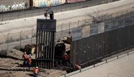 Trabajadores construyen muro a lo largo de la frontera entre Texas y México, el 29 de enero de 2019.