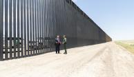 Donald Trump, durante una visita al muro fronterizo en Arizona.