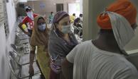 Personas frente a un hospital, en Nueva Delhi, India, el 3 de julio de 2020.