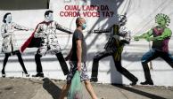 Un hombre camina frente a un mural crítico de Bolsonaro, en Río, la semana pasada.