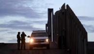 En la imagen de archivo, agentes de la Patrulla Fronteriza inspeccionan un tramo del límite con México en Arizona.