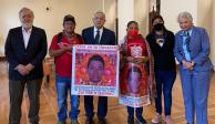 El presidente (centro), Olga Sánchez Cordero (der.) y Alejandro Encinas (izq.), ayer, en reunión con padres de los normalistas de Aytozinapa.