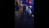 Chofer se arrodilló para suplicarle a los policías