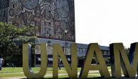 Letras que conforman la abreviatura UNAM frente a la Biblioteca Centra.
