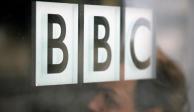 BBC suspende a presentador acusado de pagar a adolescente por fotos explícitas.