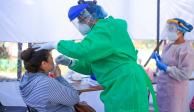 Decenas de vecinos acuden al kiosco de salud en Iztapalapa, inquietos por la posibilidad de ser portadores del virus.