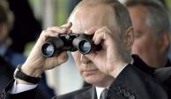 El presidente ruso, Vladimir Putin, utiliza  unos prismáticos, en una fotografía de archivo.