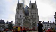 Los bomberos trabajan para extinguir un incendio en la catedral gótica de San Pedro y San Pablo, en Nantes, Francia.