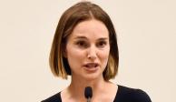 La actriz Natalie Portman destaca al frente del grupo de inversionistas.