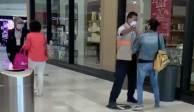 Mujeres discuten con elementos de segurida del centro comercial