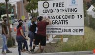 Personas llenan formularios en un sitio móvil de pruebas de coronavirus en la Universidad de Medicina, en Los Ángeles, ayer.