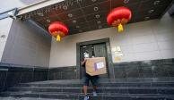 Empresas de paquetería y empleados del consulado  chino en Houston continuaron sacando paquetes tras la orden de desalojo, ayer.