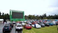Familias y grupos de amigos en sus autos, en el Autódromo Hermanos Rodríguez.