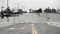 Una calle costera se inunda en la ciudad de Corpus Christi, ayer.