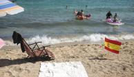 Unas personas disfrutan de la playa en Palma de Mallorca, España, el 26 de julio de 2020.