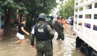 Personal de la Guardia Nacional auxilia a ciudadanos afectados por las inundaciones provocadas por Hanna.
