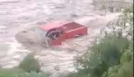 Una camioneta queda varada entre las inundaciones provocadas por Hanna.