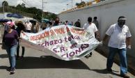 Integrantes de sindicatos de la Universidad Autónoma de Guerrero marchan en calles de Chilpancingo.