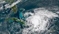 En esta fotografía del satélite GOES-16 tomada el viernes 31 de julio de 2020 y proporcionada por la Administración Oceánica y Atmosférica de Estados Unidos (NOAA, por sus siglas en inglés), el huracán Isaías avanza en el Caribe.