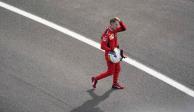 Sebastian Vettel abandona la carrera del domingo con la cabeza agachada.