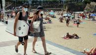 Bañistas visitan ayer una playa en Biarritz, Francia, donde la mascarilla es obligatoria.