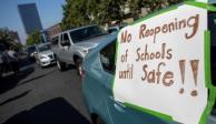 Un cartel en el que se le "¡No a la reapertura de las escuelas hasta que sea seguro!" durante una protesta de profesores, en Los Ángeles, estado de California, el 3 de agosto de 2020.