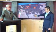 Alonso Pérez (der.), secretario de Salud de BC, muestra al gobernador Jaime Bonilla las zonas de mayor incidencia en Mexicali.
