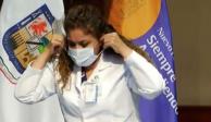Amalia Becerra, subdirectora del Hospital Metropolitano, se coloca un cubrebocas al concluir la conferencia de prensa.