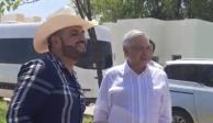 "El Komander" posa junto a López Obrador.