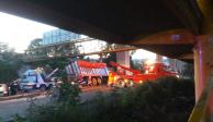 Un vehículo tipo torton se estrella en el segundo piso de la autopista México-Puebla