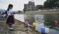 Una niña observa velas que flotan en el río Motuyasu, de Hiroshima, durante la conmemoración del jueves pasado.