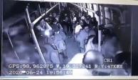 Policía enfrenta a ladrones en un camión de pasajeros