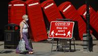 Un letrero solicita que las personas se mantengan a dos metros de distancia para tratar de reducir los contagios de coronavirus en Londres.