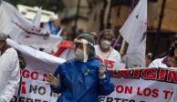 Vestidos con uniforme clínico, trabajadores de la salud protestan en el Zócalo, ayer.