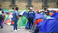 Integrantes de la Coordinadora se instalan a las afueras de Palacio Nacional, ayer.