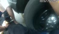 Los videos muestran a Lane apuntar con un arma a Floyd a los 15 segundos de encontrarlo en un vehículo estacionado en mayo pasado.