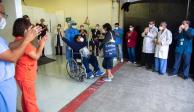 Un hombre celebra el haber vencido al coronavirus en el Autódromo, ayer.