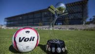 El balón y el trofeo de la Liga MX Femenil.