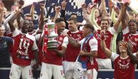 Jugadores del Arsenal con el trofeo de campeones de la FA Cup tras vencer al Chelsea en Wembley el pasado 1 de agosto.