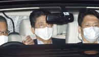 Shinzo Abe (centro) regresa a su domicilio tras acudir a un chequeo de rutina.